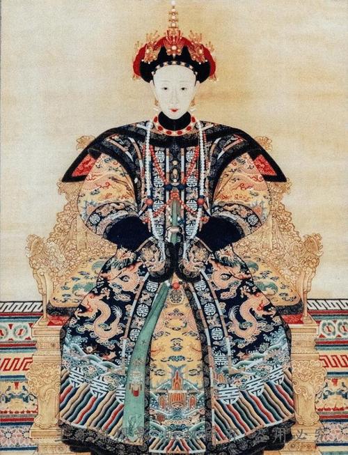 清朝12个皇帝的12个皇后标准像,比较一下,你认为哪个漂亮?