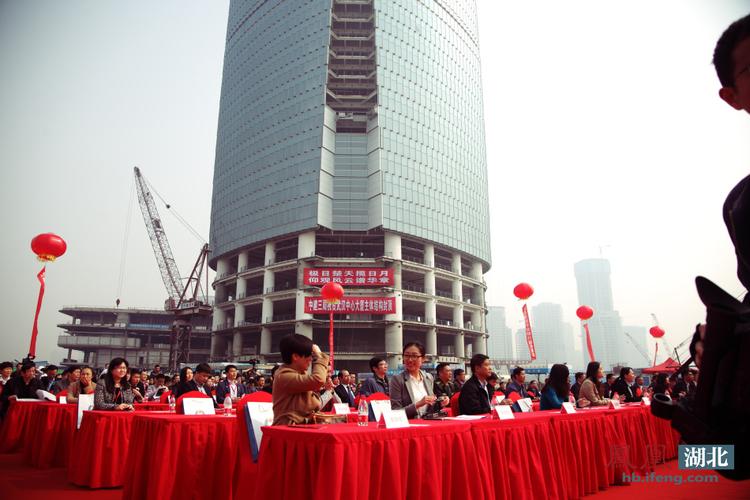 4月16日,由泛海控股投资建设,坐落于武汉中央商务区的地标建筑——438