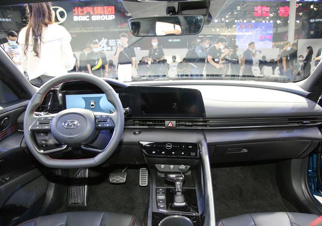 第七代伊兰特内饰布局有所升华,主副空间独立,倾向性偏于主驾驶