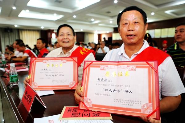 "青园好人"展示荣誉证书.图片来源:长沙文明网 通讯员 杨威 摄