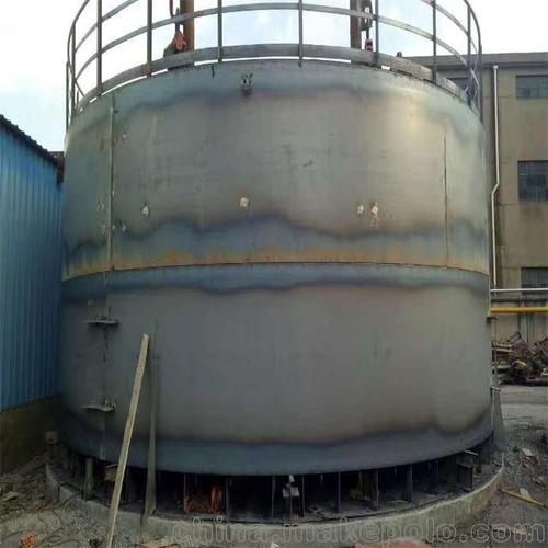 防腐储罐底板与罐基础接触部分采用环氧胶腻封堵,然后采用聚脲涂料