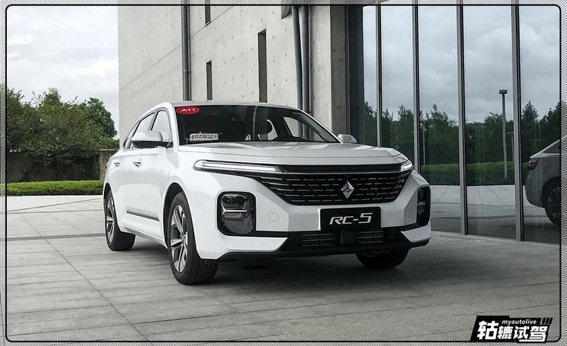 轱辘试驾|抢先体验新宝骏rc-5,10万元的掀背车,竟有如此表现?