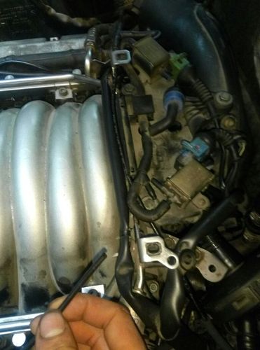 老奥迪a6进气支管上的真空管怎么插,带图