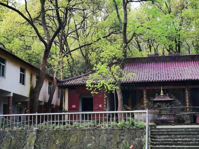 这座比灵隐寺还要早70年,当时杭州的最大寺庙,如今成了这模样
