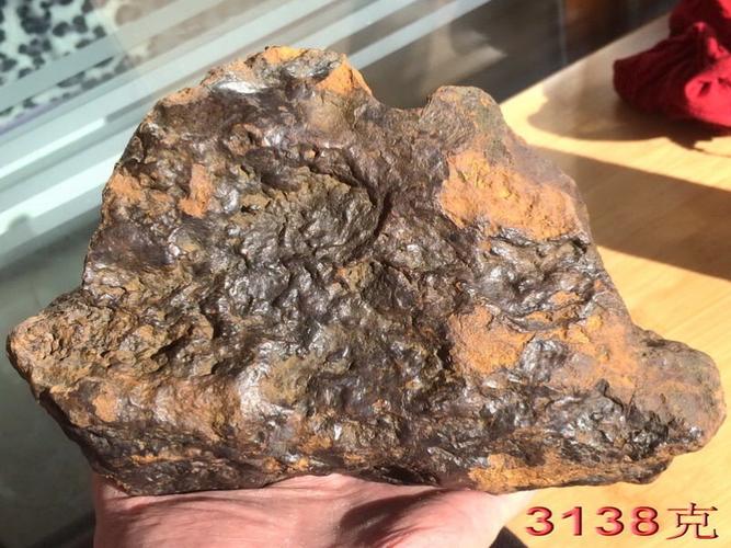 断面特征新鲜完整的一块石陨石