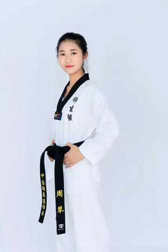 周琴:黑带二段,美女教练,大众跆拳道"优秀裁判"