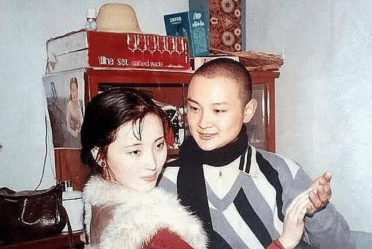 23岁爆红,娶18岁初恋,结婚27年,欧阳奋强如今怎样了?