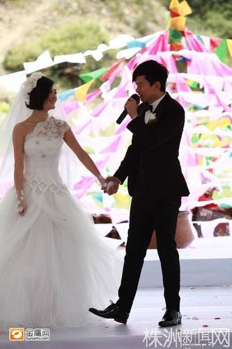 41. 张杰谢娜2011年9月26日在香格里拉蜀都湖畔举行浪漫盛大的婚礼.