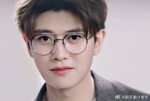 戴眼镜的任嘉伦可甜可盐,太有斯文败类的感觉了,百变国超