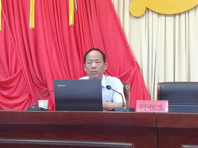 县脱贫攻坚办主任,县老干部局局长何秋生讲授《脱贫攻坚形势任务政策