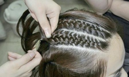 1, 从发顶开始,用发夹将头发分成几股,中间一缕头发编成竖向蝎子辫,发