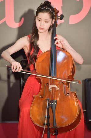 欧阳娜娜感冒抱病赴日本宣传被赞敬业