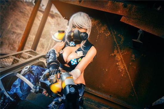 半藏路霸性转女体cos 大胸美女穿越热血漫画