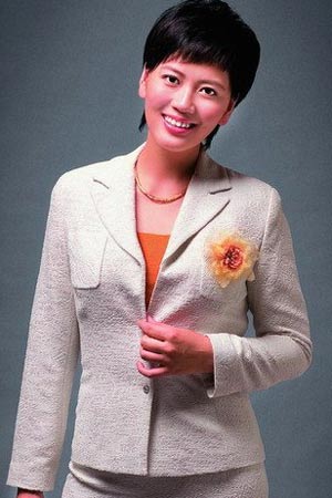 1995年赴新加坡留学,工作,2000年参加央视"荣事达杯"主持人大赛后回国