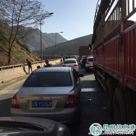 春运返昆高峰大堵车 高速上过夜 亲历"人在囧途"