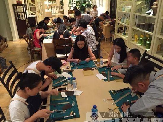 蜡变皮手工皮具制作沙龙现场.广西新闻网记者陈思羽 摄