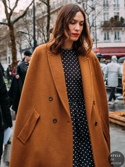 红色配棕色过年绝美配色