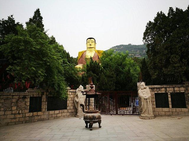 万佛洞位于千佛山北麓,是千佛山的一大胜景.