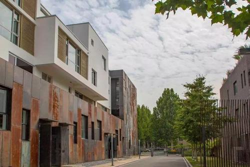 (来源:北京海淀) 城市之外,艺术中间 在美丽的西山脚下 有一座艺术