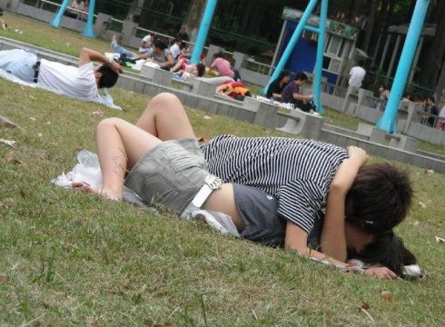 情侣在公园内公然调情_封面vs女人