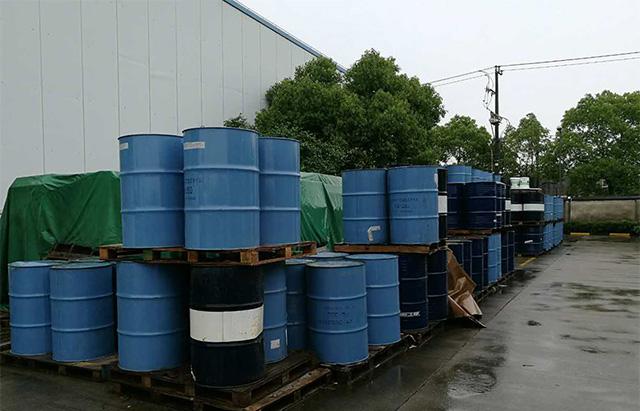 据报道,重庆市吴某在生产过程中产生沾染涂料废物,矿物油以及有机溶剂