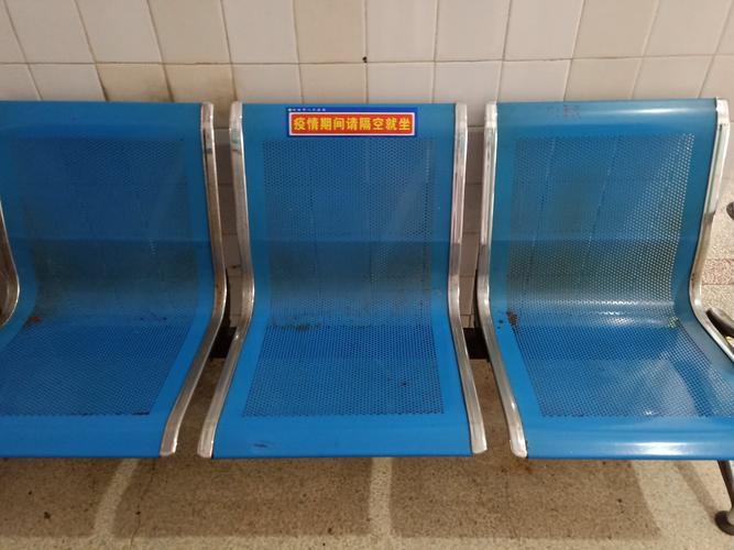 门诊候诊处:疫情期间请隔空就坐标识,严防交叉感染的发生.