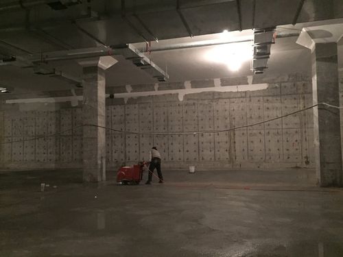 在吴宁西路地下人防工程施工现场,记者看见地下土建已基本完成,工人