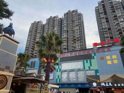 位于聚贤街与致远路交叉口,与理工大学,师范大学仅一街之隔的第七街区