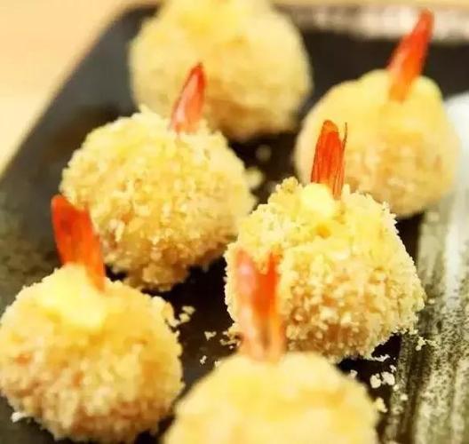 再用厨房纸巾折成小船,摆放在盘中,这道菜就做好了 黄金富贵-虾球 这