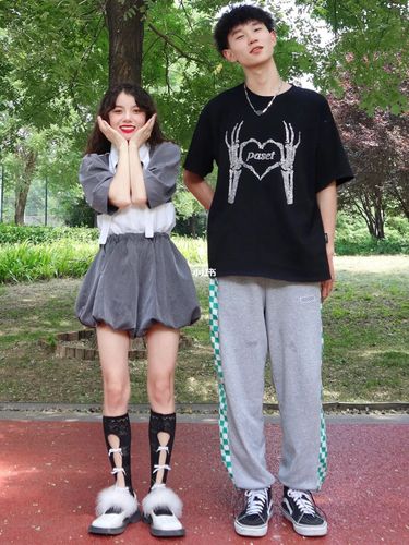 15377183身高差情侣 矮个子穿童装才过瘾!