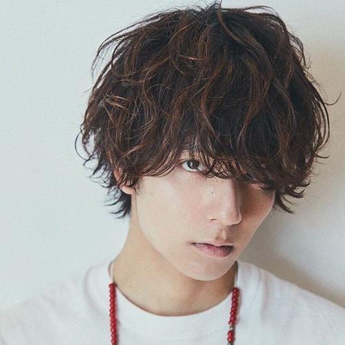 男生不羁的纹理烫发型,时尚流行又个性,很有型