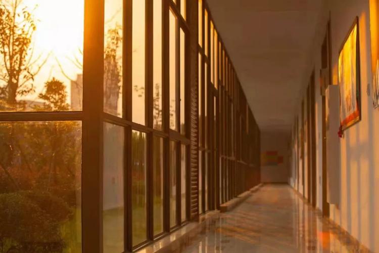 (别样黄昏,教学楼一隅)