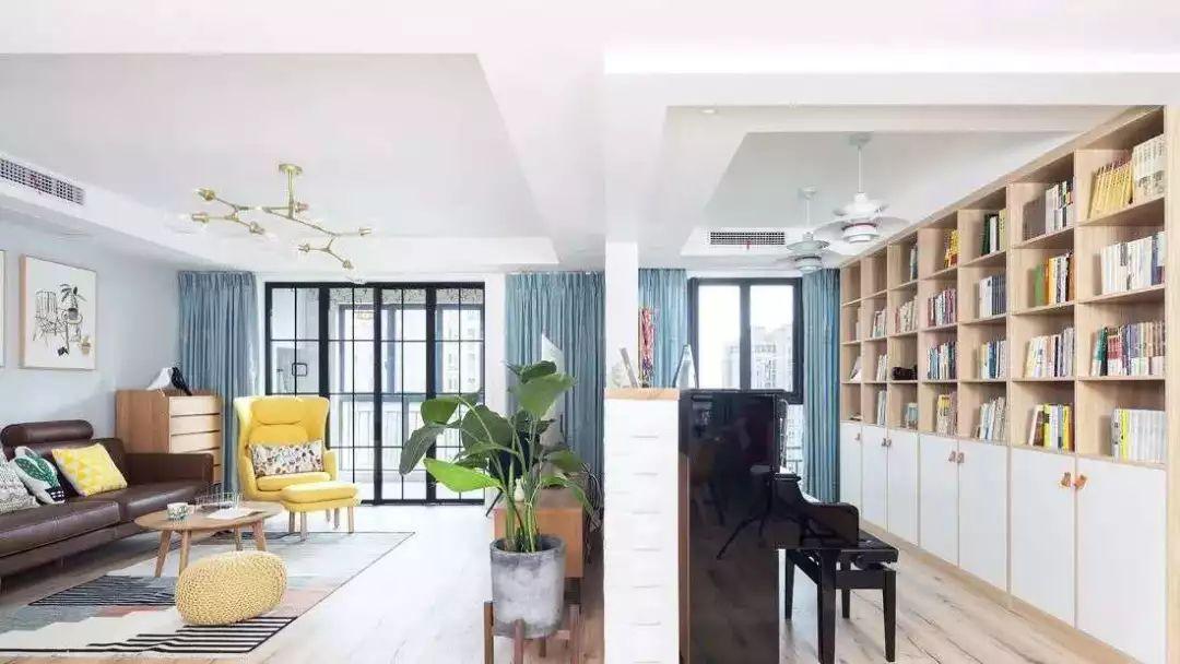 餐厅桌可以作为餐桌使用,也可以作为书房使用,一举两得.
