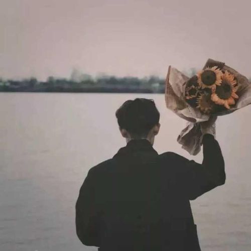 手拿鲜花的男生头像