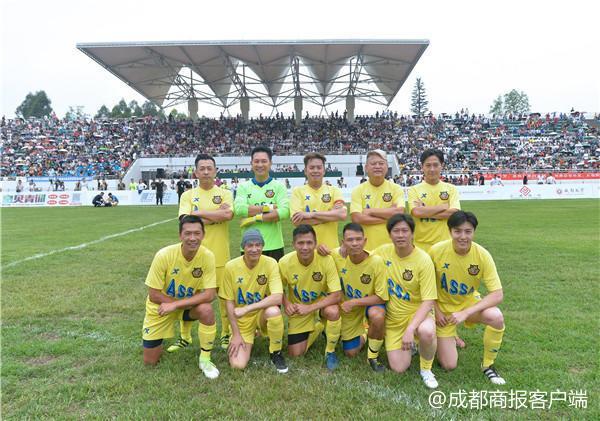 川港明星感恩足球赛开踢!70岁李伯清大脚解围 67谭咏麟争顶头球