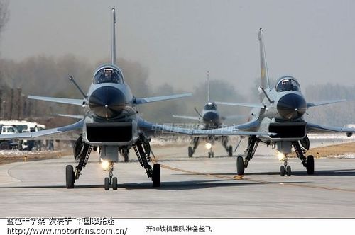 歼10战机在空军沙河机场公开表演