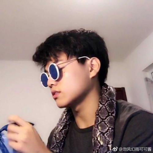 某幻君照片侧脸