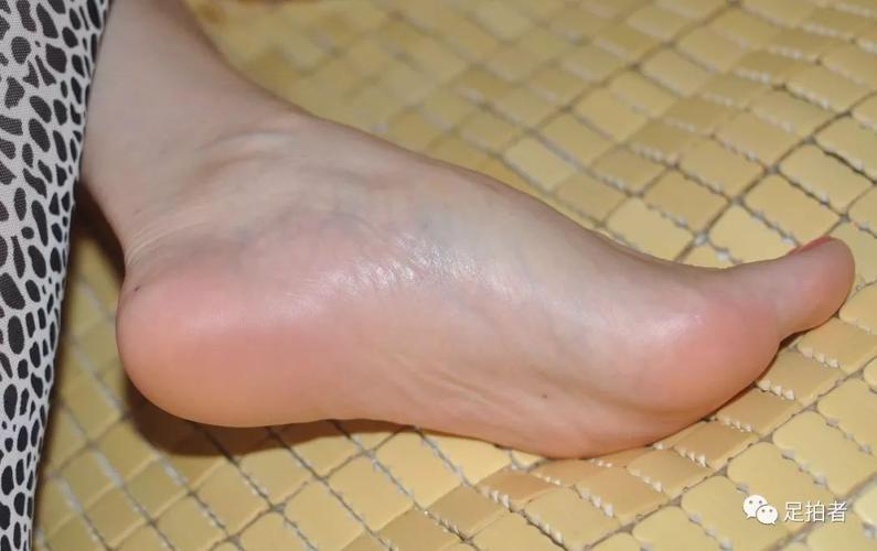 女生粉雕玉琢的玉足脚丫70p