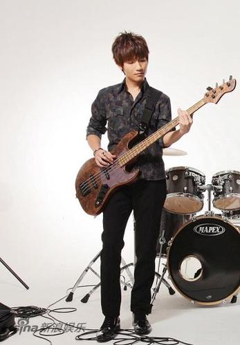 图文:陈楚生拍海报-客串贝斯手