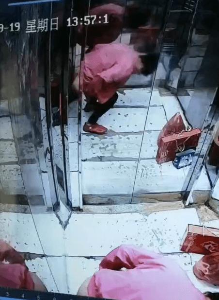 憋疯了?中年女子竟在小区电梯内大便