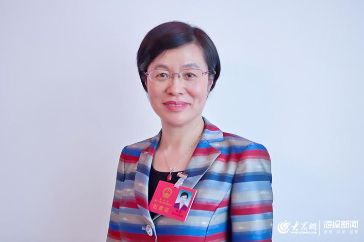 大众网海报新闻记者采访了青岛市人大代表,崂山区委副书记,区长赵燕