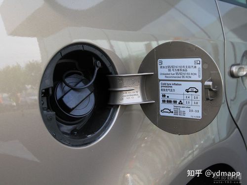 大众速腾17款1.6l手自一体的油箱盖开关在车里哪个地方打开?