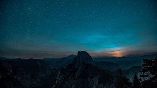夜晚山星空4k壁纸
