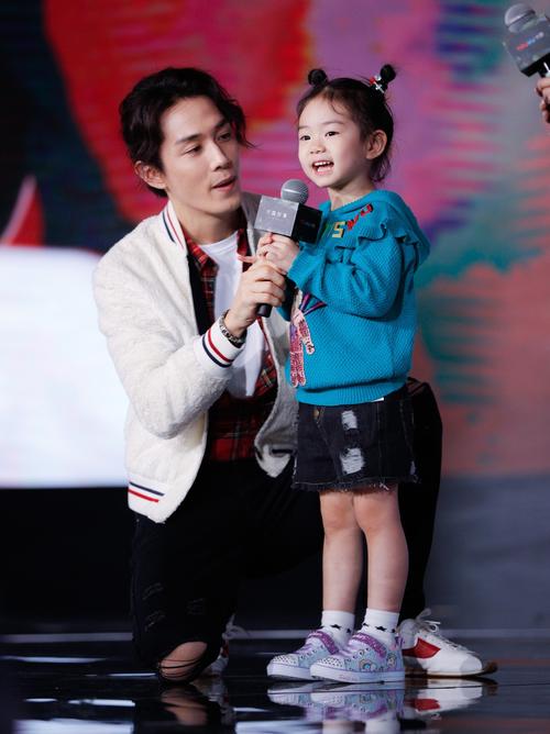 李承铉带lucky现身