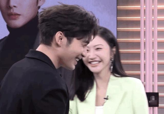 景甜张彬彬合体直播,再现司藤秦放按唇杀,互动太甜,全程姨母笑