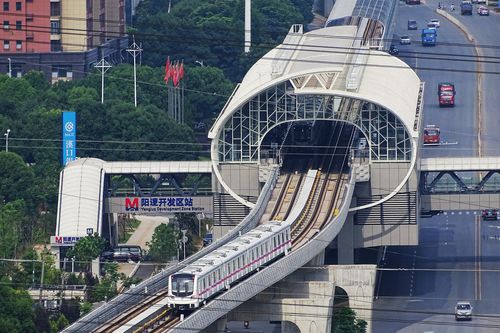 大武汉地铁阳逻线和四号线上天入地 成为移动风景
