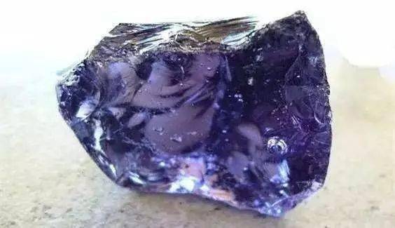 矿物(岩石)名称:玻璃陨石,火山玻璃(黑曜岩,玄武玻璃).