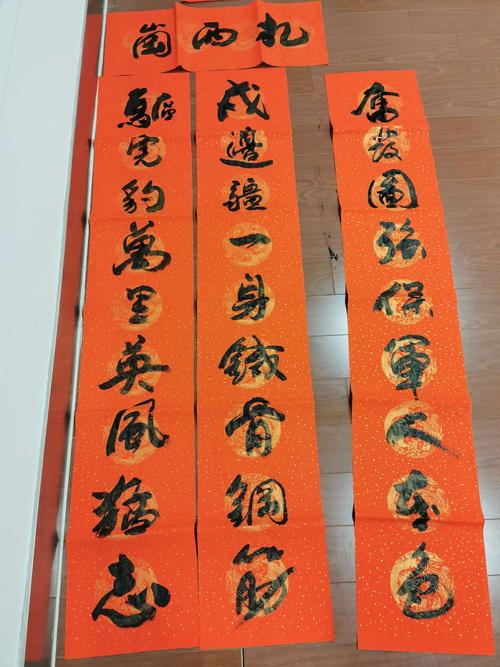 新疆军旅书画院书画艺术家们为驻疆边防部队官兵写春联,送福