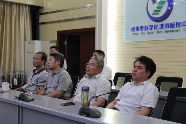 市城管执法局领导班子成员在数字化城管指挥大厅彻夜值守