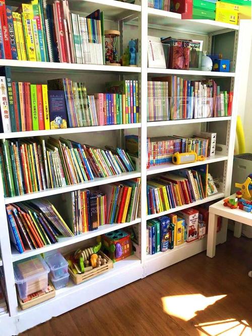 都上了一个台阶,德吉雅提一家便尽可能地为孩子购买不同类型的书籍